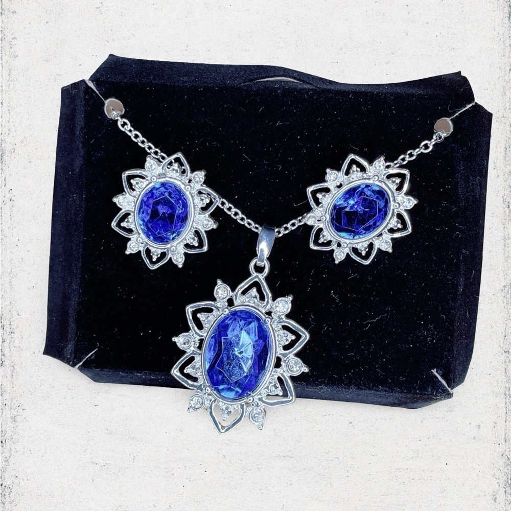 4476u. Glass Blue and Silvertone Jewelry Set